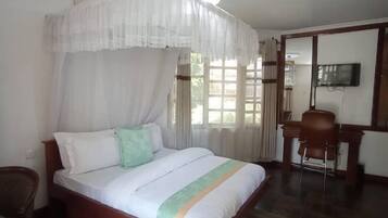 Comfort Double Room | Desk, soundproofing, free WiFi