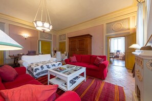 TV, fireplace, stereo