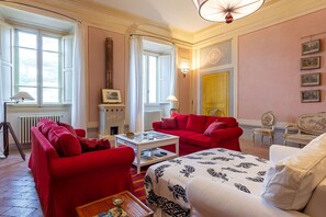 TV, fireplace, stereo