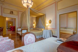 8 chambres, fer et planche à repasser, lit de bébé portatif