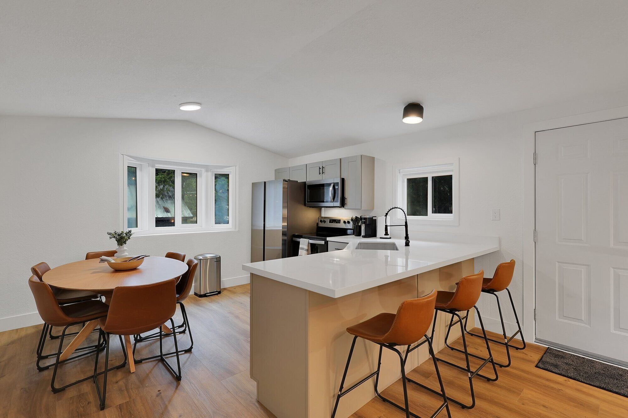 Geladeira, micro-ondas, fogão, torradeira