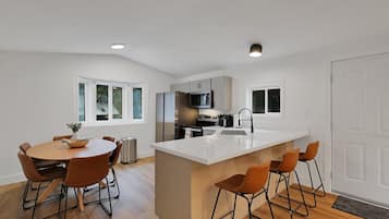 Refrigerador, microondas, horno y tostadora