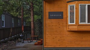 Uma cabana de madeira com uma placa que diz "SEQUOA".