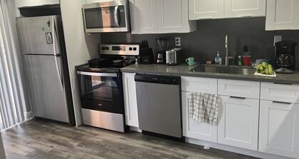 Resort, New Remodel, Sleeps 8, with Boat Slip, Dock Heated pool, Fully Furnished