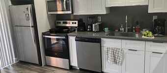 Resort, New Remodel, Sleeps 8, with Boat Slip, Dock Heated pool, Fully Furnished