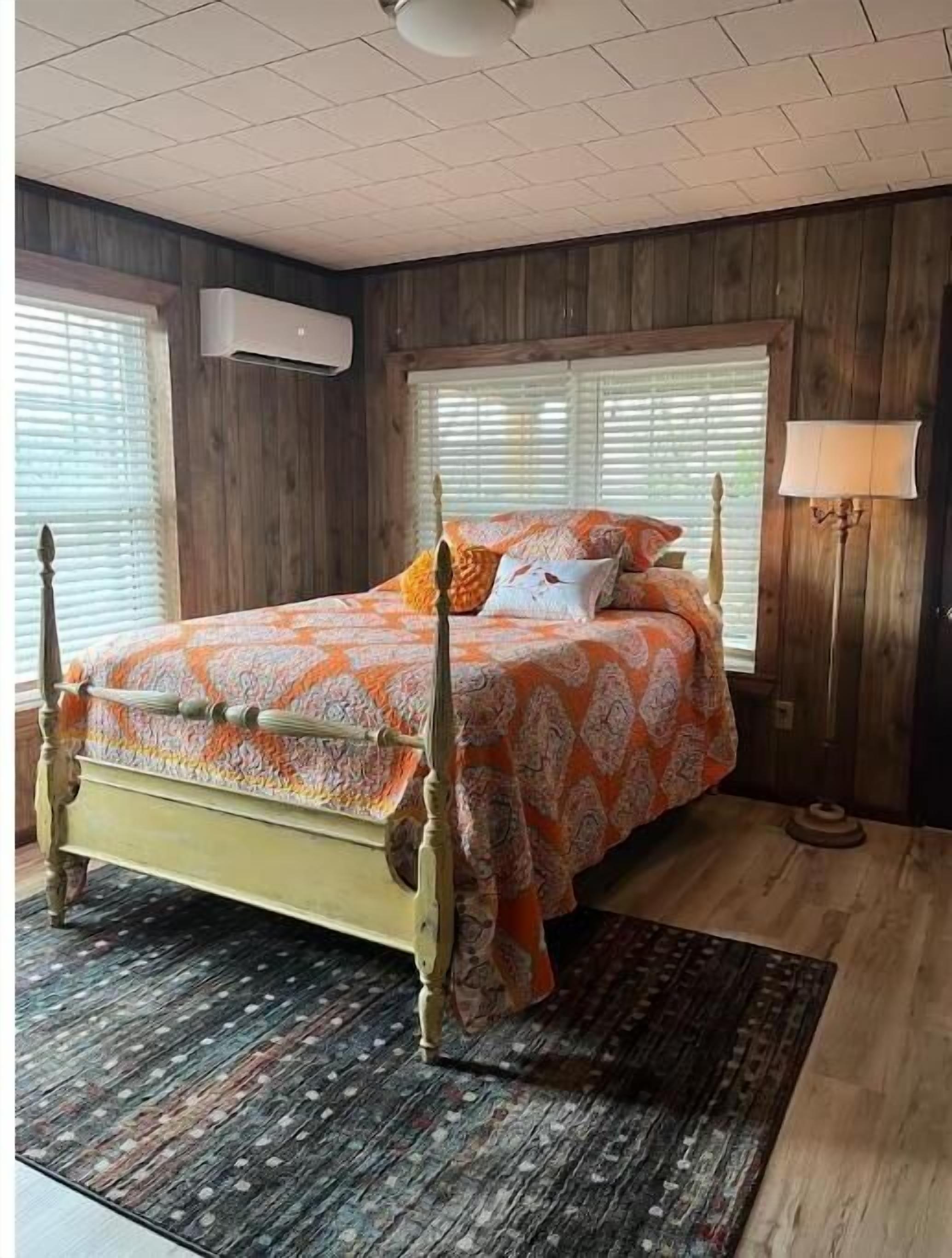 3 slaapkamers, een strijkplank/strijkijzer, gratis wifi, beddengoed