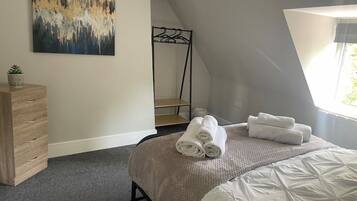 3 bedrooms, iron/ironing board, WiFi, bed sheets