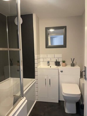 SĂšche-cheveux, serviettes fournies, savon, papier toilette