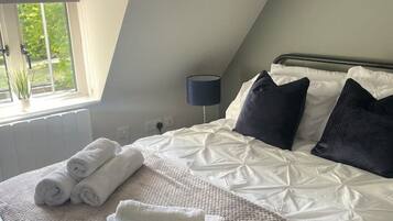 3 bedrooms, iron/ironing board, WiFi, bed sheets