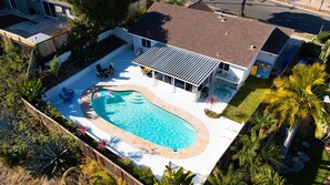 Outdoor pool - Private Peaceful Oasis with Pool/Patio/BBQ/Firepit Entire House 5mins from beach (Oceanside)
