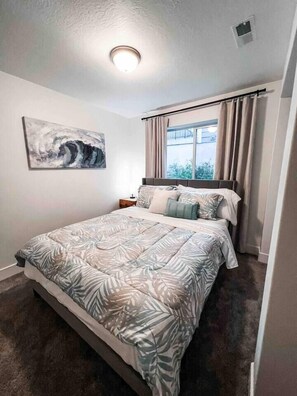 6 Schlafzimmer, Schreibtisch, Bügeleisen/Bügelbrett, WLAN