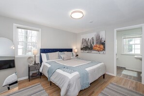 5 dormitorios, escritorio, tabla de planchar con plancha y cuna de viaje