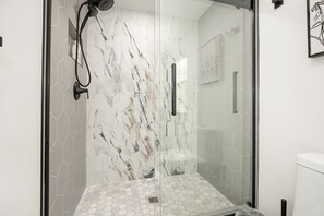 Chuveiro, secador de cabelo, toalhas de banho, sabonete