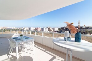 Outdoor dining - Global Vacacional: Modern flat with large terrace and sea views (Canet d´en berenguer)