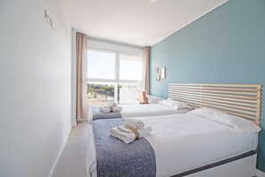 3 bedrooms, iron/ironing board, free WiFi, bed sheets - Global Vacacional: Modern flat with large terrace and sea views (Canet d´en berenguer)