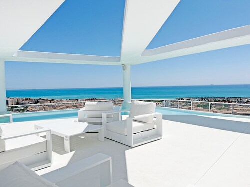 Global Vacacional: Modern two-terrace flat with sea and mountain views