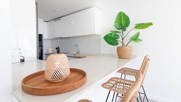 Frigorífico, microondas, horno y lavavajillas