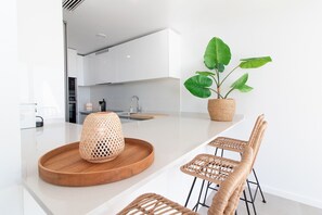 Kühlschrank, Mikrowelle, Ofen, Geschirrspüler