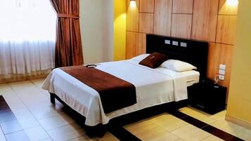 Schreibtisch, laptopgeeigneter Arbeitsplatz, schallisolierte Zimmer