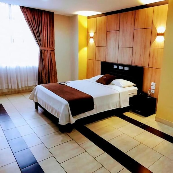 Skrivebord, skrivebord for bærbar PC, lydisolert og strykejern/-brett