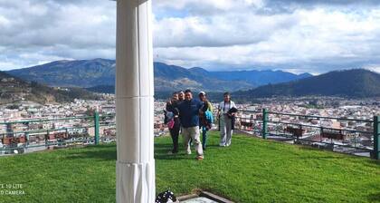 El Hostal Cuenta con un Mirador y una Vista PanorĂĄmica de la Ciudad
