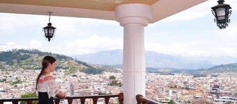 El Hostal Cuenta con un Mirador y una Vista Panorámica de la Ciudad