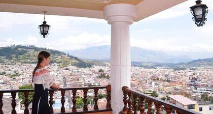 El Hostal Cuenta con un Mirador y una Vista PanorĂĄmica de la Ciudad