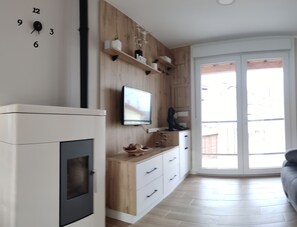 TV, fireplace