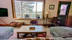 3 habitaciones, escritorio y tabla de planchar con plancha 