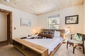 3 quartos, escrivaninha, ferros/tábuas de passar roupa, berço de viagem