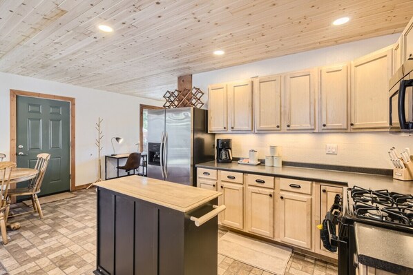 Geladeira, micro-ondas, fogão, lava-louças