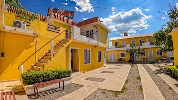 Vista frontal de la propiedad