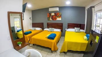 Habitación familiar | Muebles diferentes, espacio para trabajar con laptop y wifi gratis