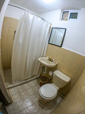 Ducha, artículos de higiene personal gratuitos, toallas y jabón