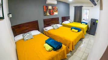 Habitación familiar | 1 habitación, muebles diferentes y espacio para trabajar con laptop
