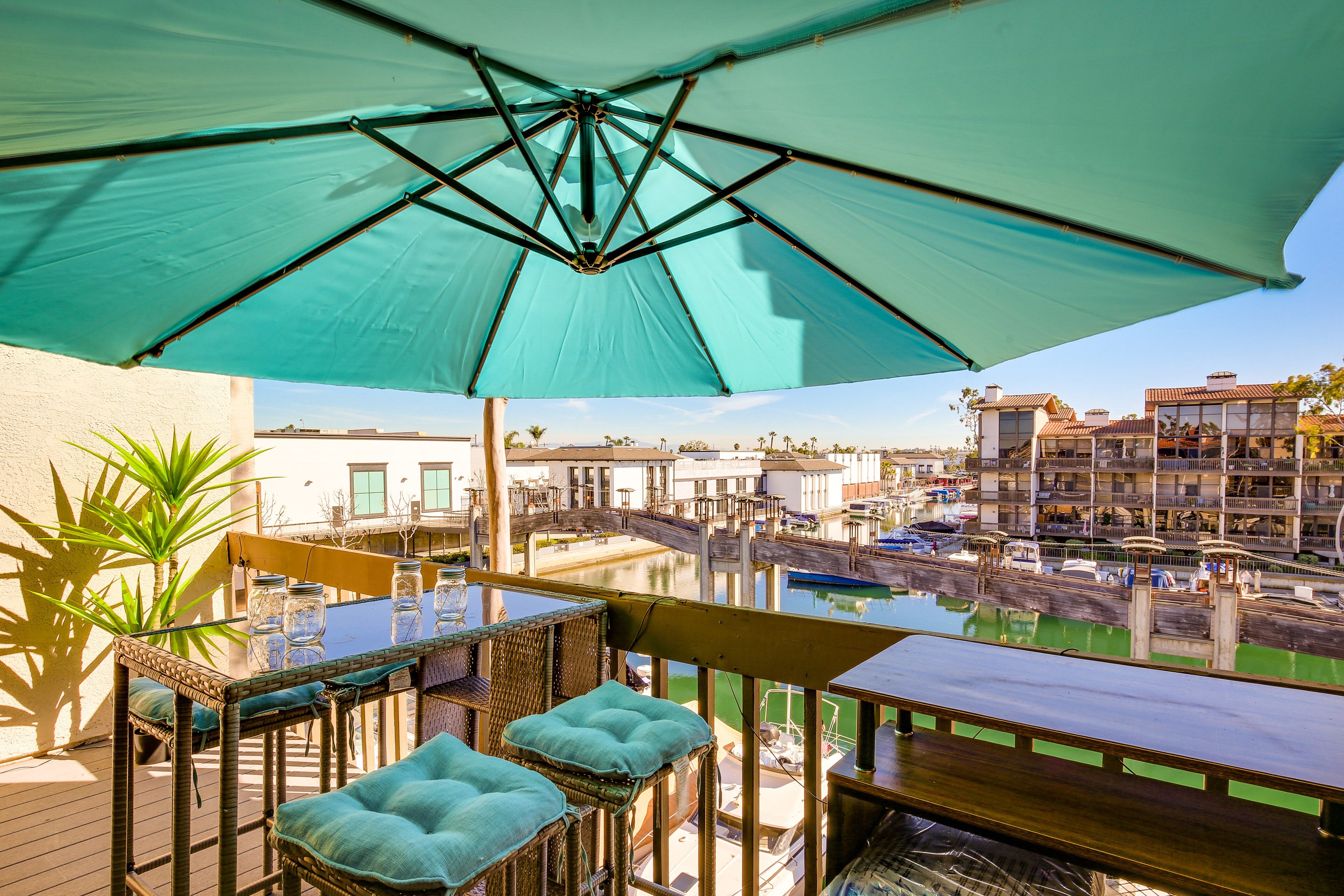 Waterfront Long Beach Condo w/ Pool Access!