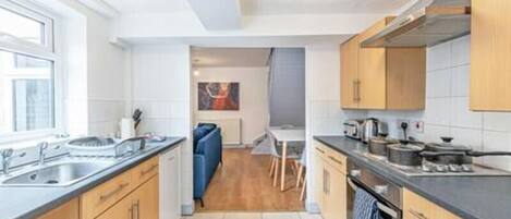 Refrigerador, microondas, horno, placa de cocina