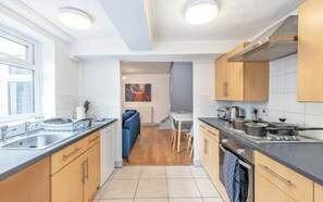 Fridge, microwave, oven, stovetop - St Pauls Square - 4 Bed- Preston (Preston)