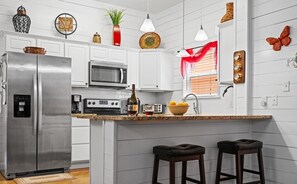 Køleskab, mikrobølgeovn, ovn, kogeplade