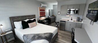 Cozy Beachside Modern Boutique Hotel Suite with Kitchen - by Oceano Suites