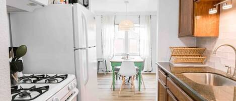 Kylskåp, mikrovågsugn, ugn och spishäll