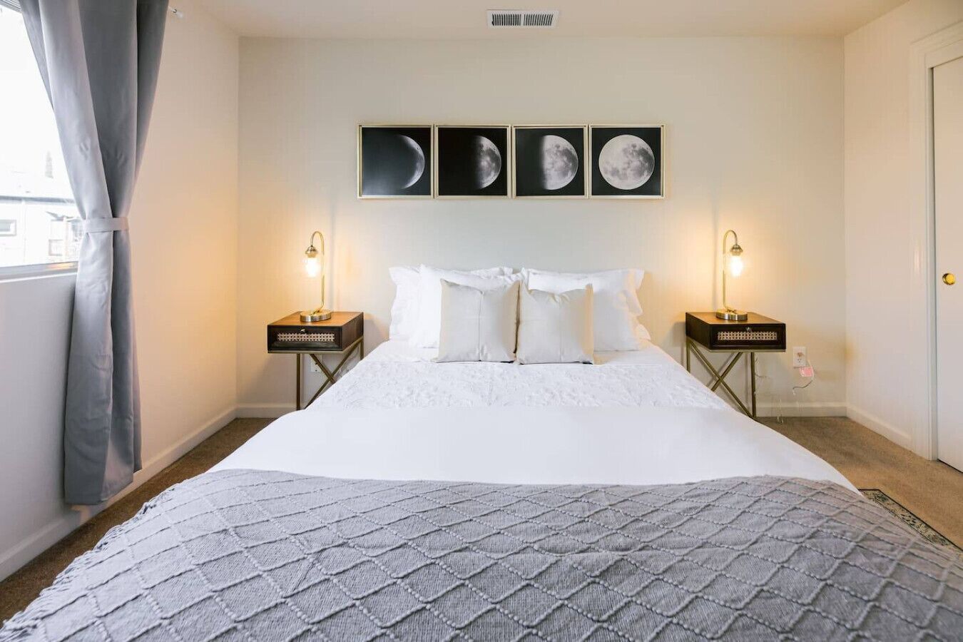 Een bureau, een strijkplank/strijkijzer, reisbedje, gratis wifi