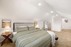 3 bedrooms, desk, iron/ironing board, travel cot - Newly Remodeled Home With a Game Room! (Parma Heights)