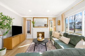 Smart-tv, een open haard, videospelletjes en een tafeltennistafel