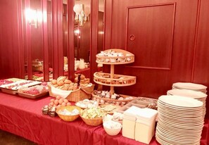 朝食 (ビュッフェ)、毎日提供 (無料)