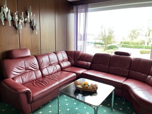 Lobby sitting area - Sonnenstrand Hotel (Butjadingen)