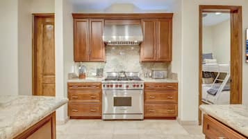 雪櫃、微波爐、焗爐、爐具