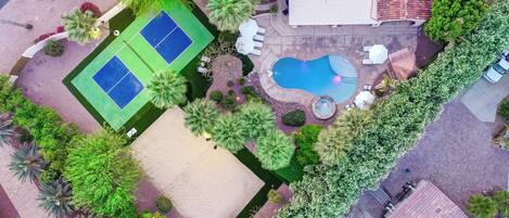 Una piscina al aire libre, una piscina climatizada