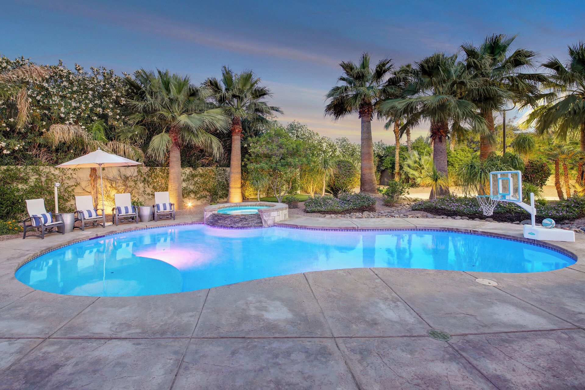 Une piscine avec des chaises longues et un jacuzzi.