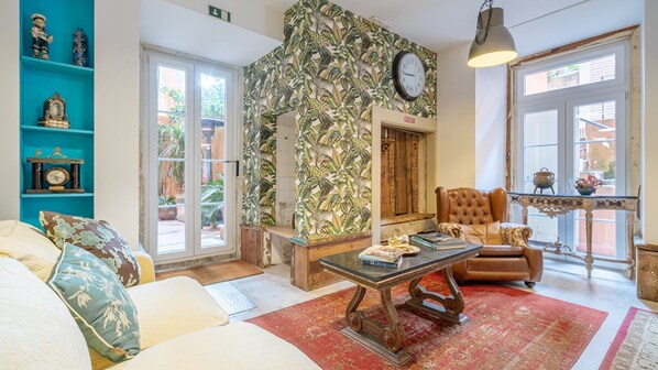 TV - The Indy House | 103 by LovelyStay (Lisboa)